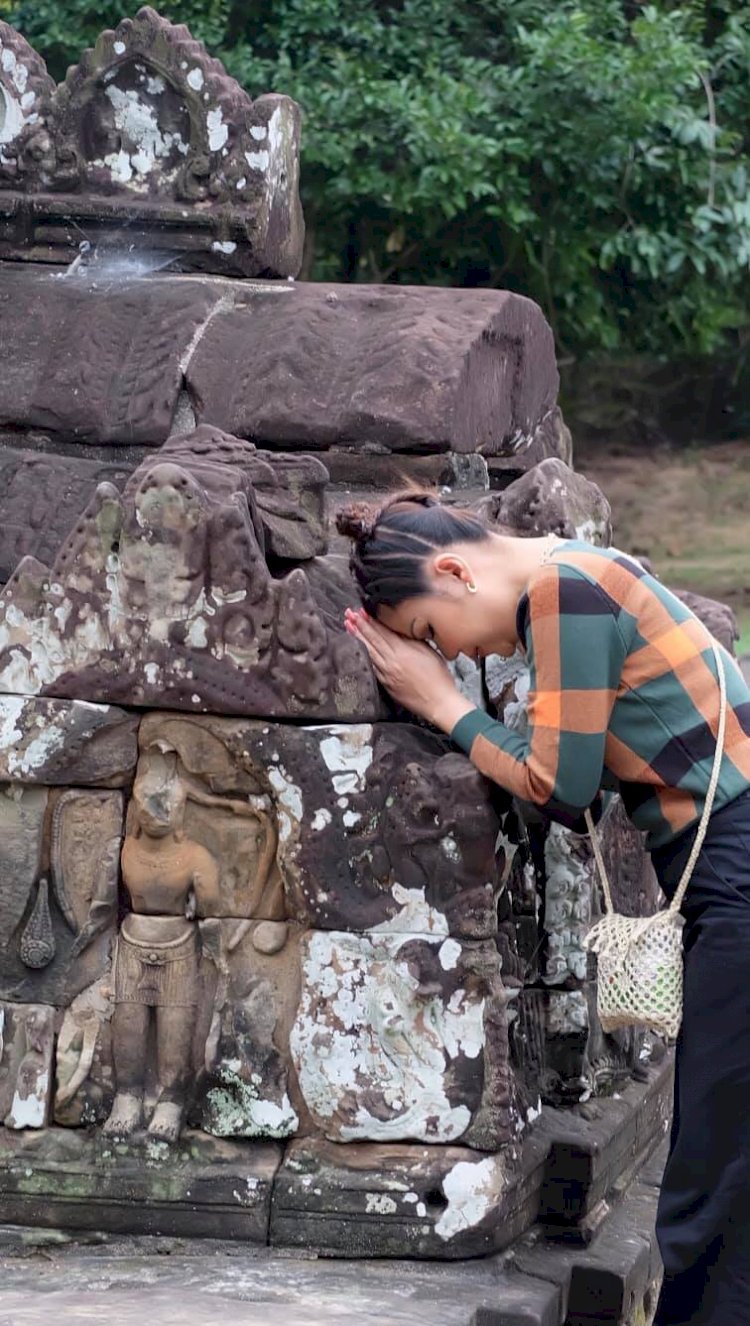 [មានវីដេអូខាងក្រោម] គួរអោយសរសើរកញ្ញា មាស សុខសោភា មែនទៅលេងប្រាសាទនាគព័ន្ធ ក៏មិនភ្លេចធ្វើរឿងនេះដែរ