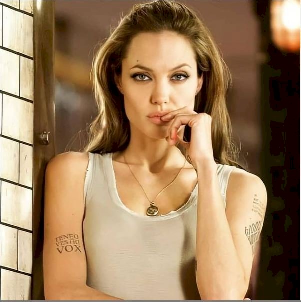 អ្នកគាំទ្រ Angelina jolie បានយករូប ១៨ឆ្នាំមុន មកប្រៀបធៀបជាមួយបច្ចុប្បន្ន ពិតជា...